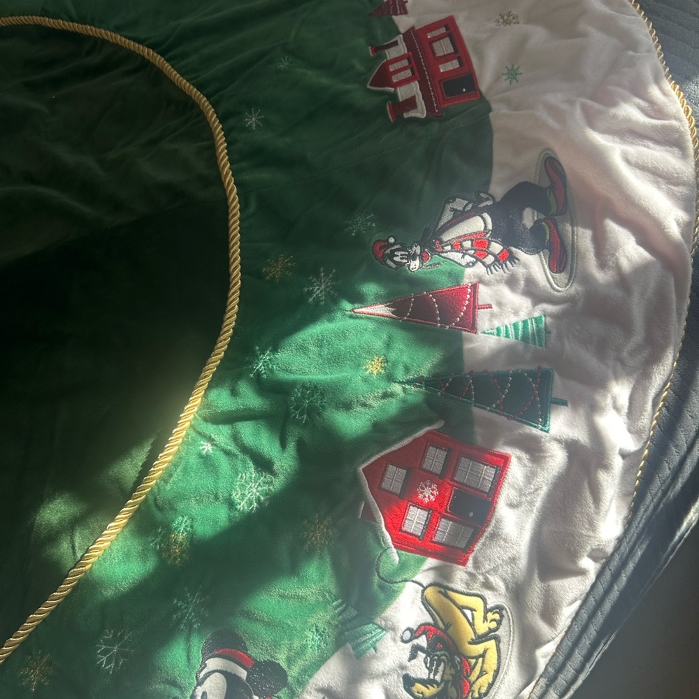 Disney Parks Christmas tree skirt - Picture 3 of 5